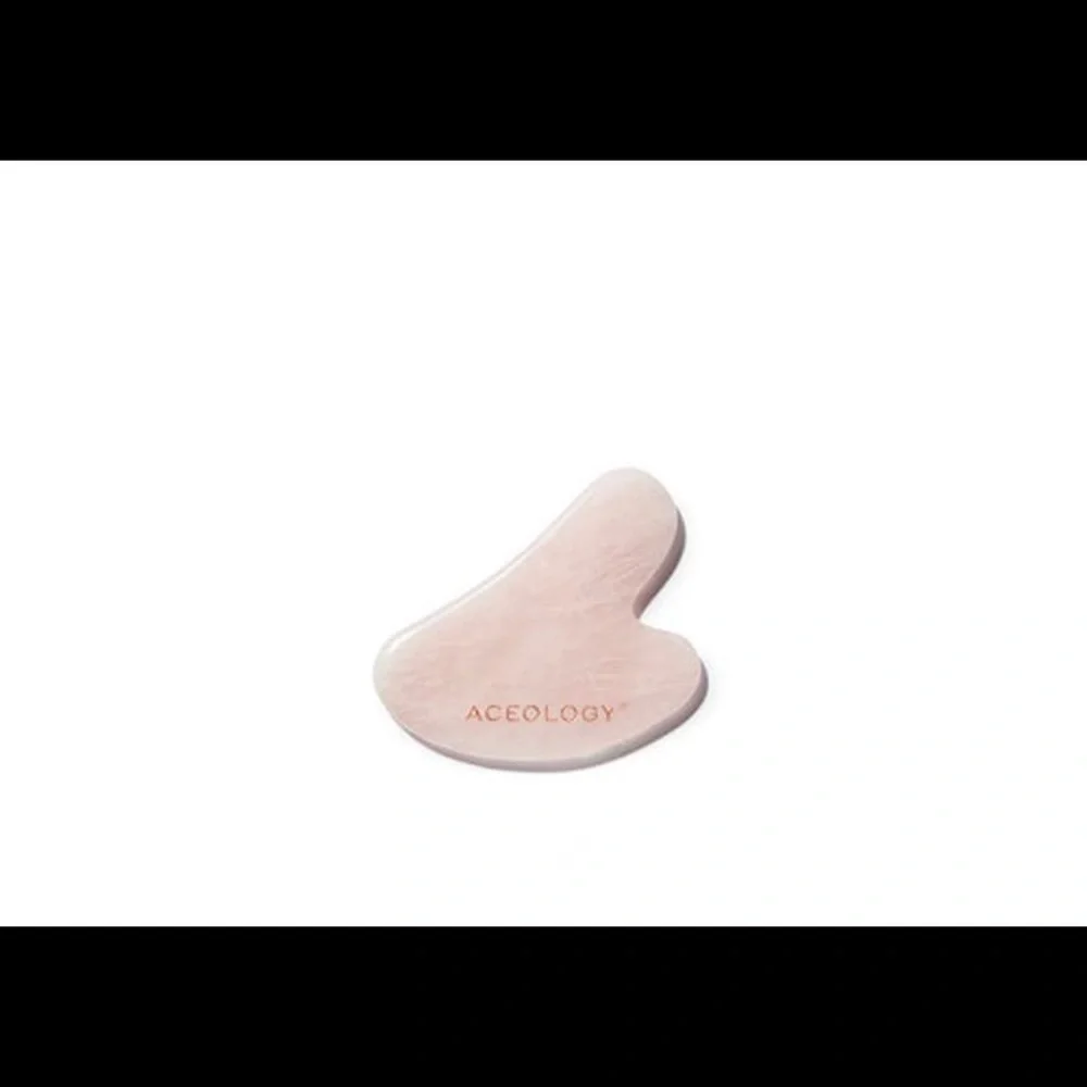 NEW ACEOLOGY GUA SHA ROSE QUARTZ FACIAL MASSAGER NIB WITH CARRYING VELVET BAG